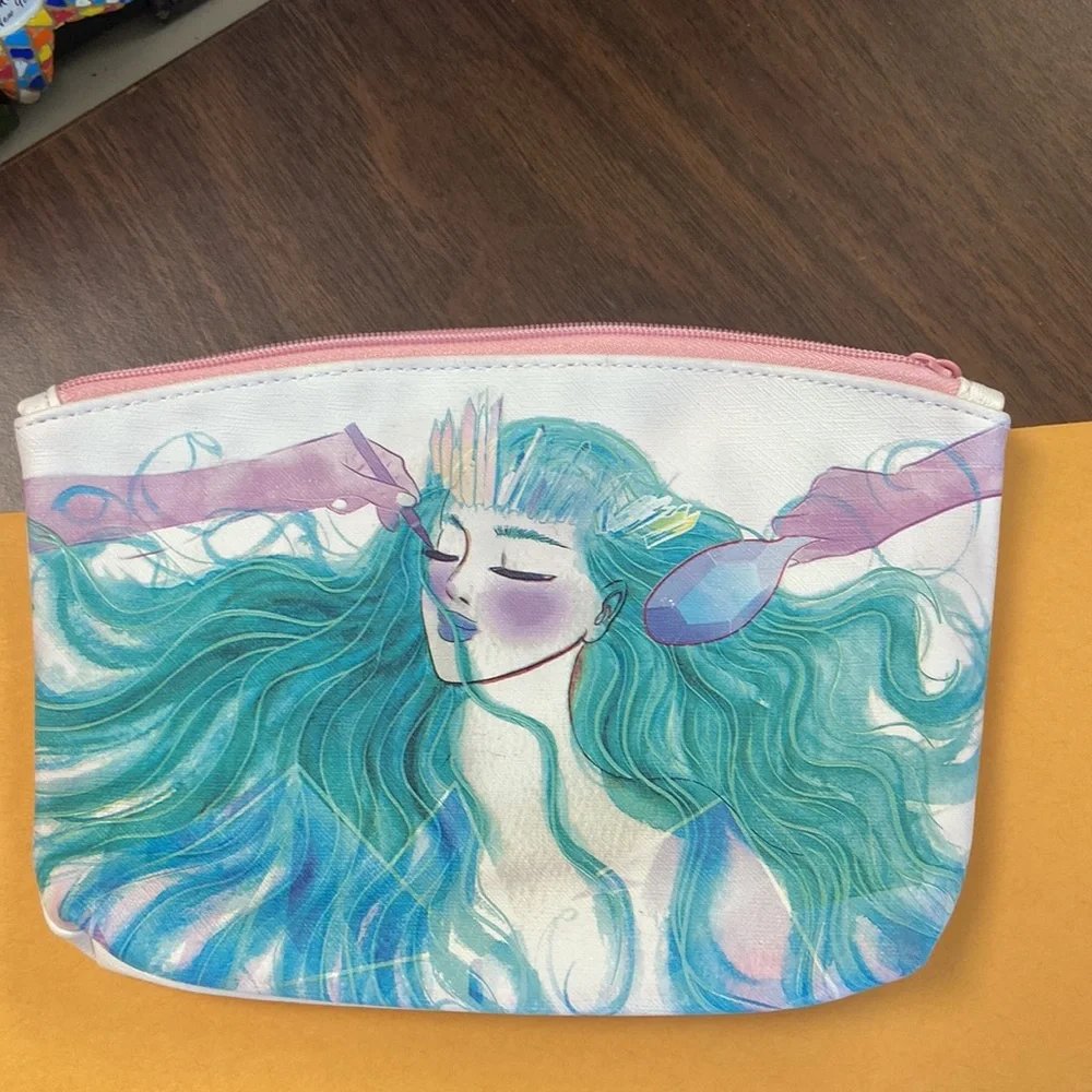 Small make up cases. Price includes all 6 of them.